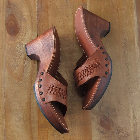 FINAL SALE 🆕🌿NICOLE FARHI SANDALS🌿 - Picture 2 of 16